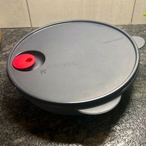 10 inch round microwaveable divided covered dish/container. Exc condition